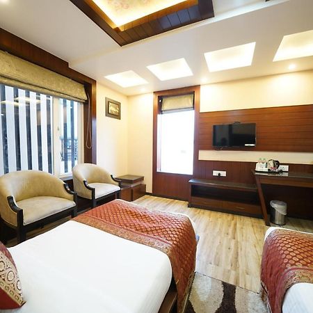 Square Inn Hotel,Варанаси Экстерьер фото