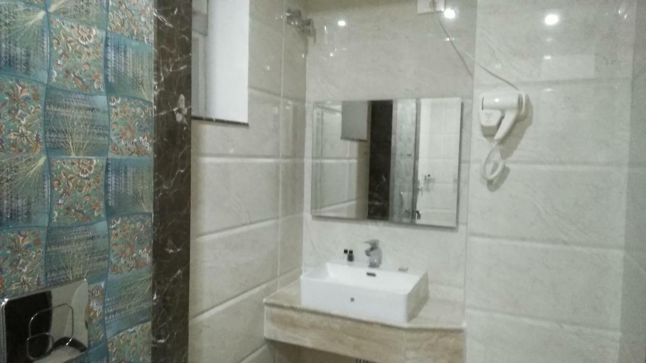 Square Inn Hotel,Варанаси Экстерьер фото